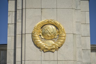 Golden Coat of Arms, Soviet Memorial, Straße des 17. Juni, Tiergarten, Berlin, Germany, Europe