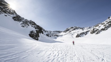 Ski tourers in a high valley, climbing Sulzkogel, Sonnenstern, Kühtai, Stubai Alps, Tyrol, Austria,