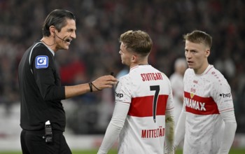 Referee Deniz Aytekin in discussion with Maximilian Mittelstädt VfB Stuttgart (07) Chris Führich