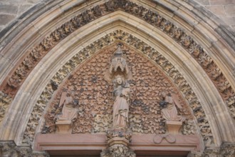 Tympanum with Madonna figure and two angels, floral, decoration, Elisabethkirche, Marburg, Hesse,