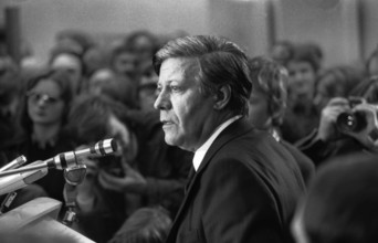 Federal Chancellor Helmut Schmidt opened an art exhibition at the Ostwall Museum in Dortmund on 11