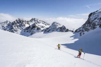 Ski tourer with rope, rope team on the Vadret da Porchabella glacier on the ascent to the summit of