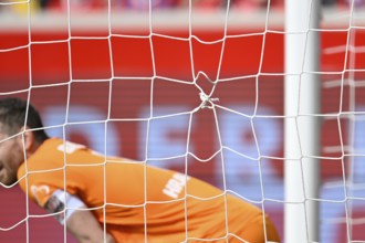 Goal net was mended, net was repaired, goalkeeper Lukas Hradecky Bayer 04 Leverkusen (01)