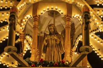 An angel statue shines on the Frankfurt Christmas pyramid on the Roßmarkt. The Frankfurt Christmas