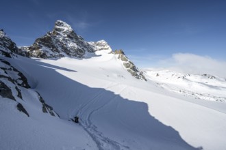 Porta d'Es-cha, view of mountain peak Piz Kesch and glacier Vadret da Porchabella, in winter, high