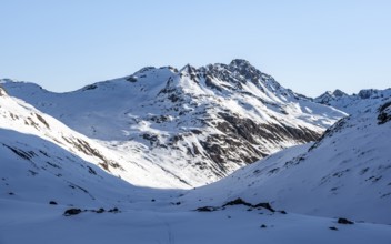 Mountain landscape with snow in the morning light, view at the Keschhütte in winter, Bündner Haute