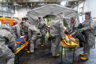Decontamination of injured persons after an assumed accident involving hazardous substances, fire