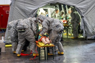 Decontamination of injured persons after an assumed accident involving hazardous substances, fire