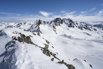 Mountain landscape with snow, view of peaks Piz Grialetsch and Piz Vadret, on the Scalettahorn,