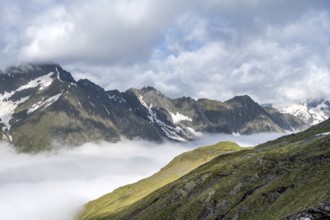 High fog in the valley, behind mountain peaks high above the clouds, Berliner Höhenweg, Zillertal