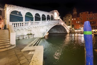 Night shot of the Rialto Bridge, Grand Canal, city trip, holiday, travel, tourism, lagoon city,
