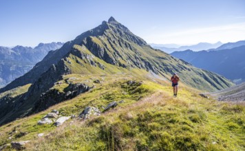 Hiker on hiking trail, Carnic Main Ridge, Carnic High Trail, Carnic Alps, Carinthia, Austria,
