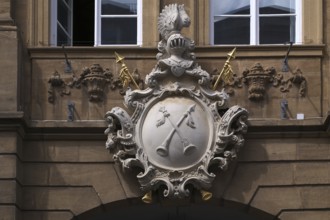 Coat of arms, two crossed halberds on the coat of arms of the Krackhardt merchant family above the