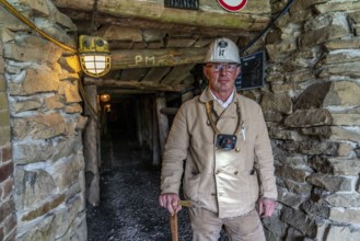 Visitor group at the entrance to the Nachtigallstollen, tour guide, GeoRoute Ruhr, Dünkelberg