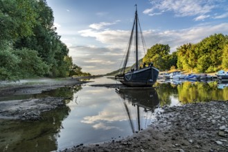 The Rhine at extremely low water, near Bad Honnef Rhöndorf, below the Drachenfels, the historic