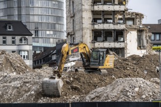 Demolition of the former RWE building complex, in the city centre, on the A40 motorway in Essen,