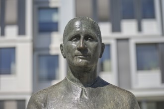 Bertolt Brecht, statue in front of the Berliner Ensemble, Schiffbauerdamm, Bertolt-Brecht-Platz,