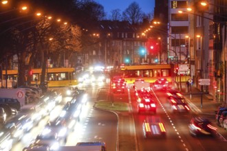 After-work traffic in the environmental zone on the B 224 Alfredstraße in Rüttenscheid, Essen, Ruhr