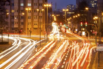 Evening city centre traffic in Essen, large intersection of Bismarckstrasse, B224, Friedrichstrasse