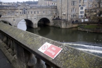 No diving sign, Pulteney Bridge on the River Avon, Bath, England, United Kingdom, Europe