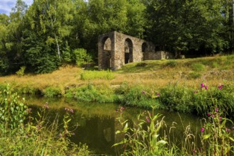 A barge lift house is a descent structure, an older form of ship lift. In canals that had to