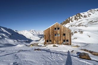 Keschhütte with snow, View at the Keschhütte in winter, Bündner Haute Route, Albula Alps, Rhaetian