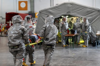 Decontamination of injured persons after an assumed accident involving hazardous substances, fire