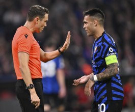 Referee Sandro Schärer (SUI) cautions Lautaro Martinez Inter Milan Milano (10) Gesture Gesture,