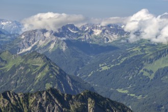 Mountain panorama from the Nebelhorn, 2224m, to the southwest to the Hammerspitzen, Kanzelwand,