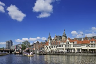 Centraal Station, Central Station, in the foreground boat moorings for canal cruises, Amsterdam,