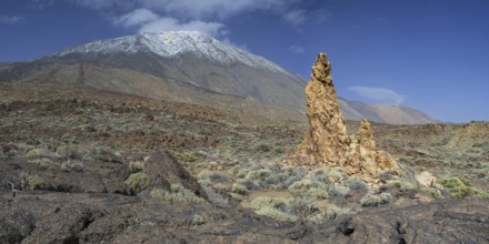 Pico del Teide, 3715m and Roques de Garcia, Teide National Park, Tenerife, Canary Islands, Spain,