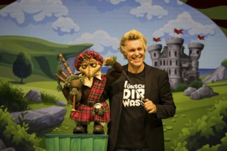 Sascha Grammel with hand puppet Frederic Freiherr von Furchensumpf live on Wünsch dir was Tour at