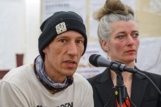 Wolfgang Metzeler-Kick at the press conference of Hungern, bis Ihr ehrlich seid . To his right Lena