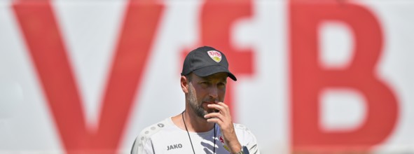Coach Sebastian Hoeneß VfB Stuttgart, Portrait, in front of logo, Training VfB Stuttgart,