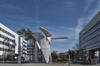 Artwork Ther Wings by Daniel Liebeskind, in front of the reception building of the Siemens Campus,