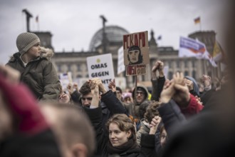 150, 000 people gather around the Bundestag in Berlin to build a human wall against the shift to