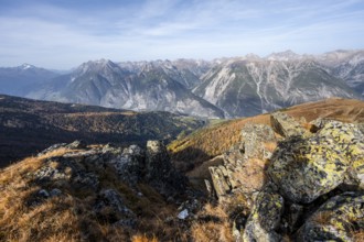 View from the ridge of the Venet to the mountain panorama of the Parzinn Group of the Lechtal Alps,