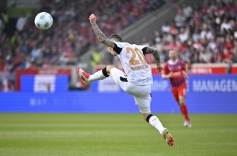 Alejandro Grimaldo Bayer 04 Leverkusen (20) acrobatic on the ball, action, Voith-Arena, Heidenheim,