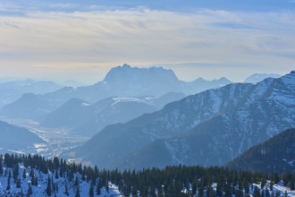 Snowy mountain landscape in the morning light, mountain ranges in the background, Wilderkaiser,