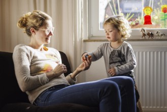 Mother and child playing together, Bonn, 31.03.2024