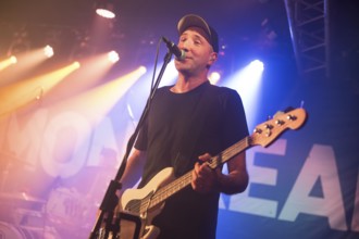 Deer, singer and bassist of Montreal live on the club tour for the new album Im Achteck nichts
