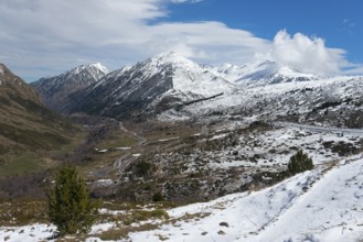Weitläufiges Tal in den Bergen, teils mit Schnee bedeckt, unter blauem Himmel, nördlich von El Pas