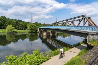 Dahlhausen pedestrian bridge, old railway bridge, city boundary Essen/Bochum, Ruhr, Leinpfad,