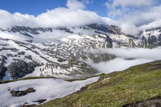 Mountain landscape with high fog in the valley, summit Hoher Weißzint with glacier Schlegeiskees,