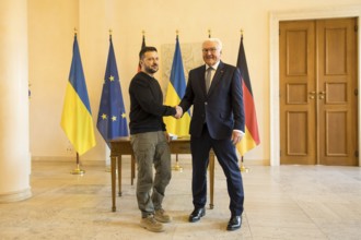 Volodymyr Selensky (President of Ukraine) after his entry in the guest book with Frank-Walter