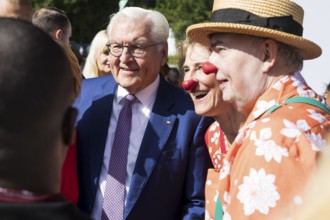 Frank-Walter Steinmeier (President of the Federal Republic of Germany) has his photo taken with two