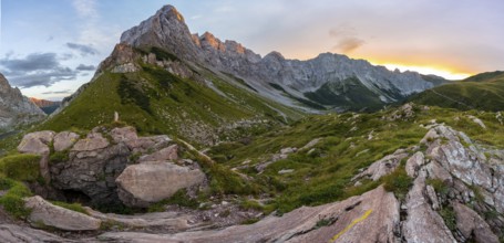 Panorama, alpenglow at the Biegenköpfen and Wolayerkopf, mountain landscape with green meadows and