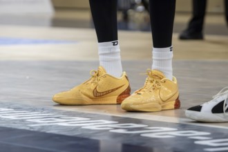 Basketball player wears Nike LeBron 21 Melo Melo basketball shoes (2023)