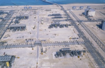 Oil industry in the Ras Tanura area, Saudi Arabia, refinery and storage tanks under construction