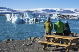 Tourists at the glacier lagoon Jökulsarlon, melting icebergs, Vatnajökull glacier, Iceland, Europe